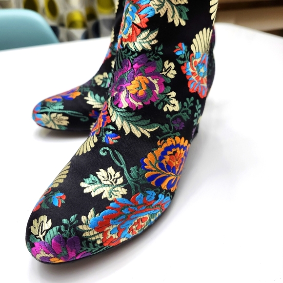 Beautiful embroidered boot - Picture 1 of 8
